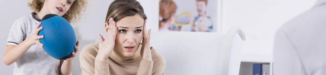 parent épuisé ayant besoin d'une pause et un service de gardiennage ou soin à domicile