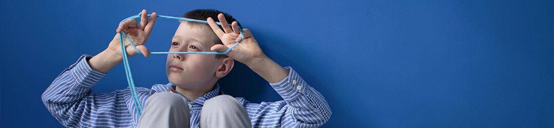 enfant atteint d'un TSA perdu dans ses pensées