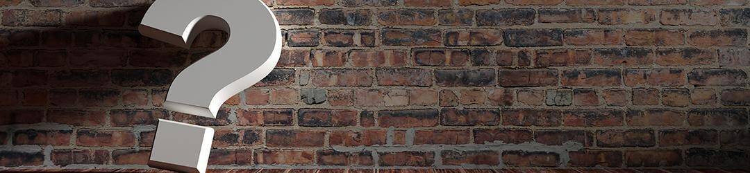 point d'interrogation appuyé sur un mur de brique. Questions/réponses