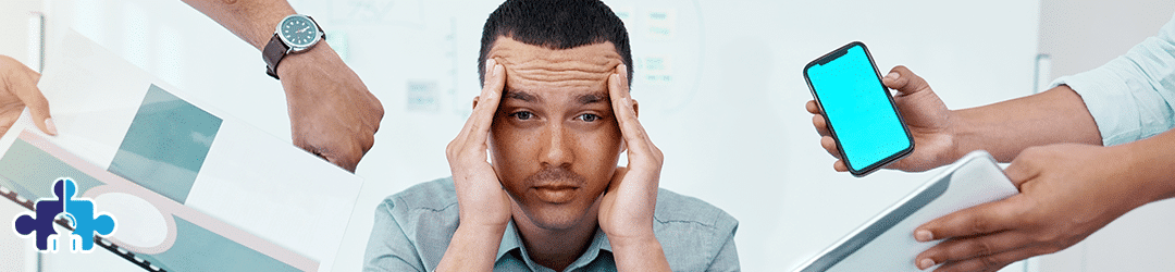 image d'un employé au travail stressé