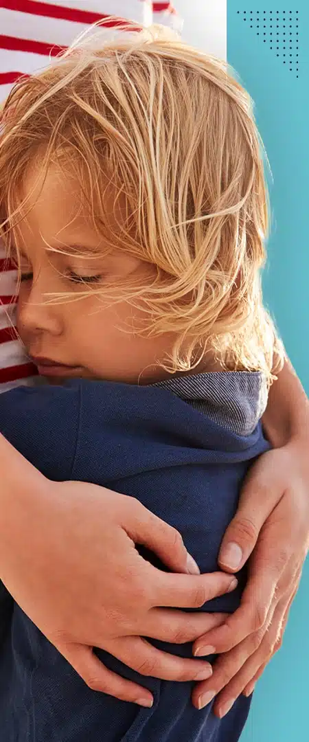 Enfant serrant sa mère par la taille