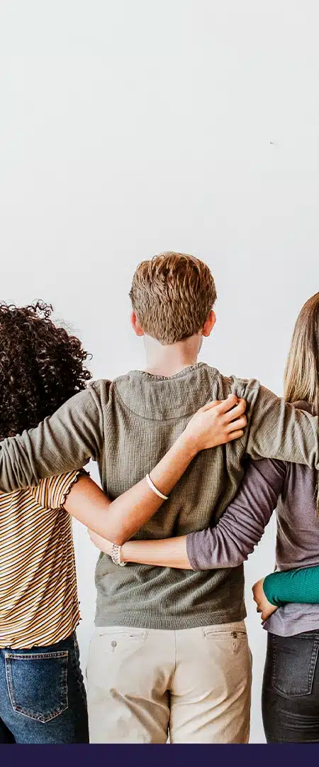 Groupe de jeunes qui se tiennent entre eux