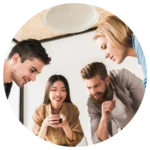 Groupe de personnes discutant autour d'une table